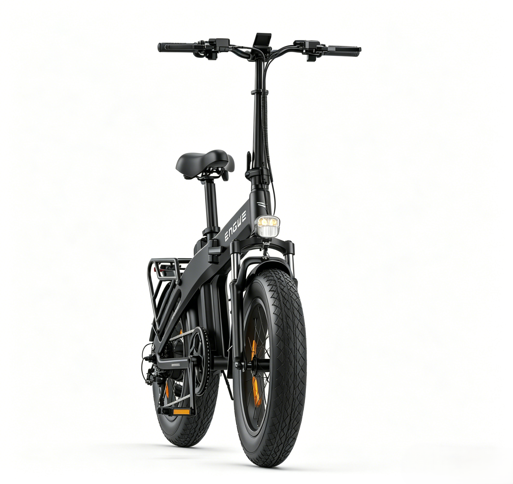 Una bici elettrica nera con pneumatici larghi e portapacchi posteriore su sfondo bianco.