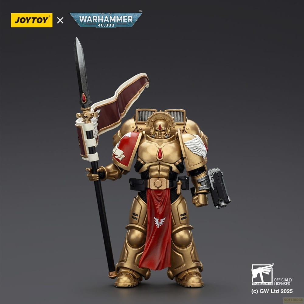 Złota figurka Warhammer 40K z włócznią, pistoletem, czerwoną peleryną i detalami skrzydeł.