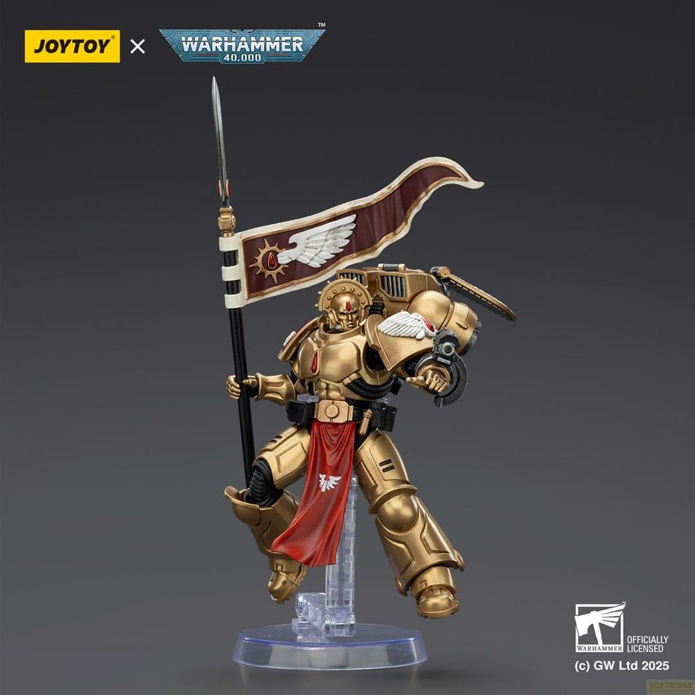 Złota figurka Warhammer 40K w złotej zbroi, czerwonym płaszczu i z chorągwią.
