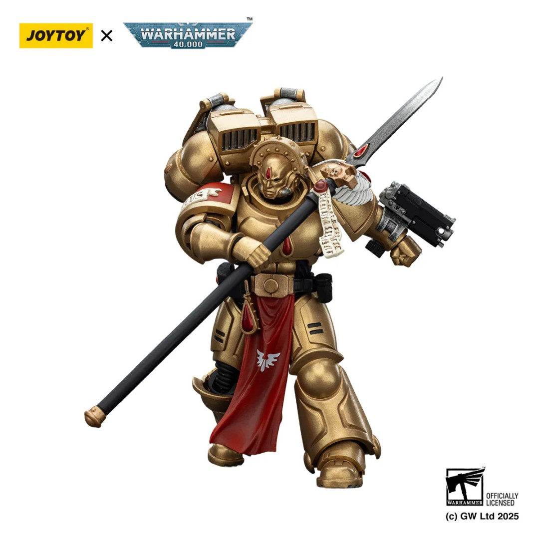 Złota figurka Warhammer 40K z włócznią i pistoletem, czerwona peleryna. Białe tło.
