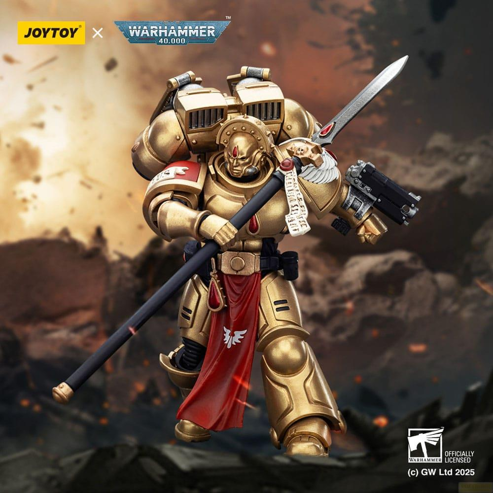 Złoty Space Marine Warhammer 40k z włócznią i pistoletem, nosi czerwoną szarfę.