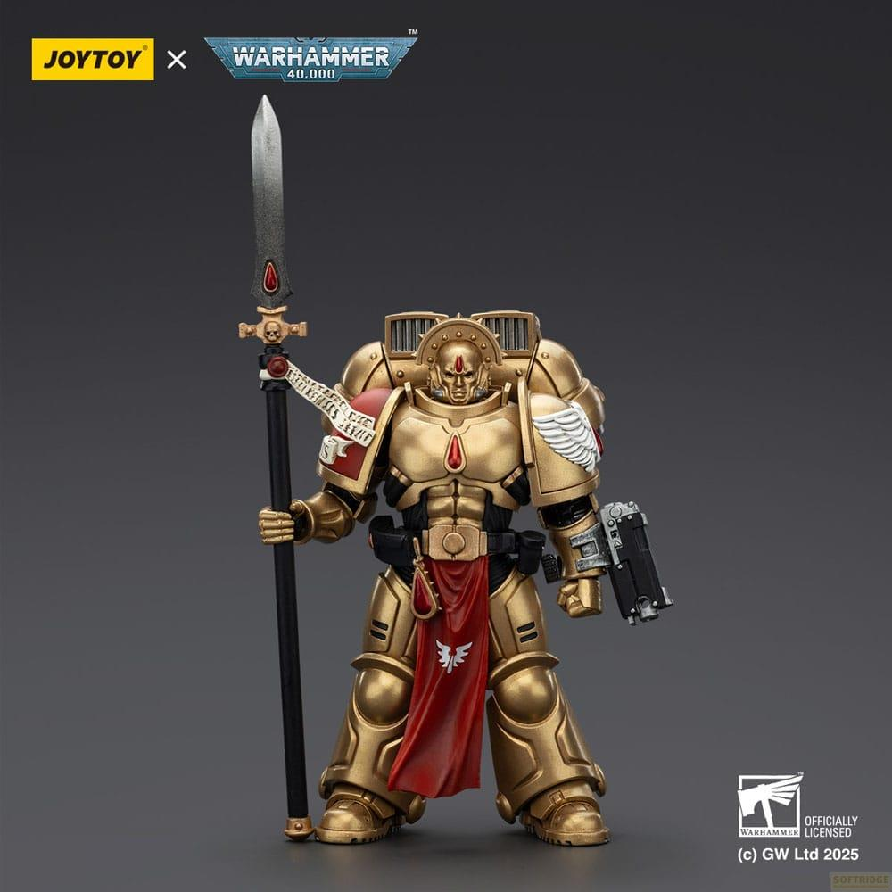 Złota figurka Warhammer 40,000 z włócznią i pistoletem na szarym tle.
