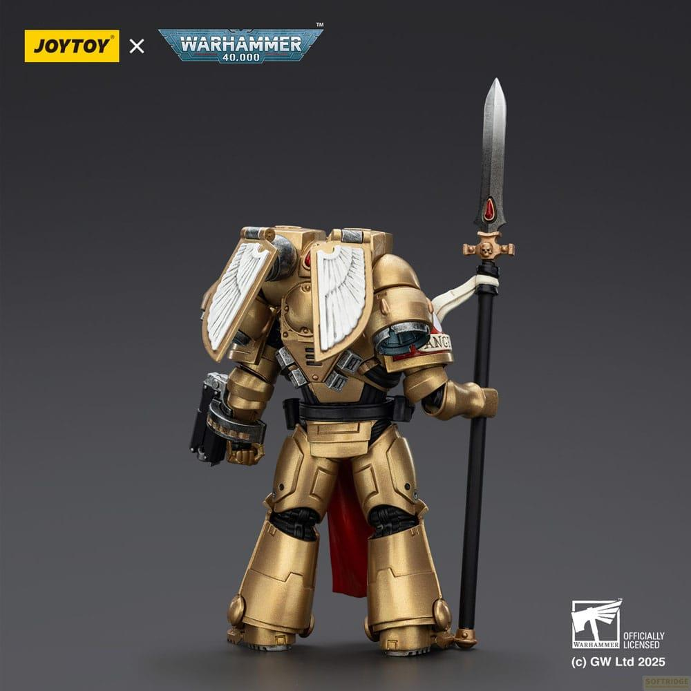 Złota figurka Warhammer 40,000 z włócznią i tarczą na szarym tle.