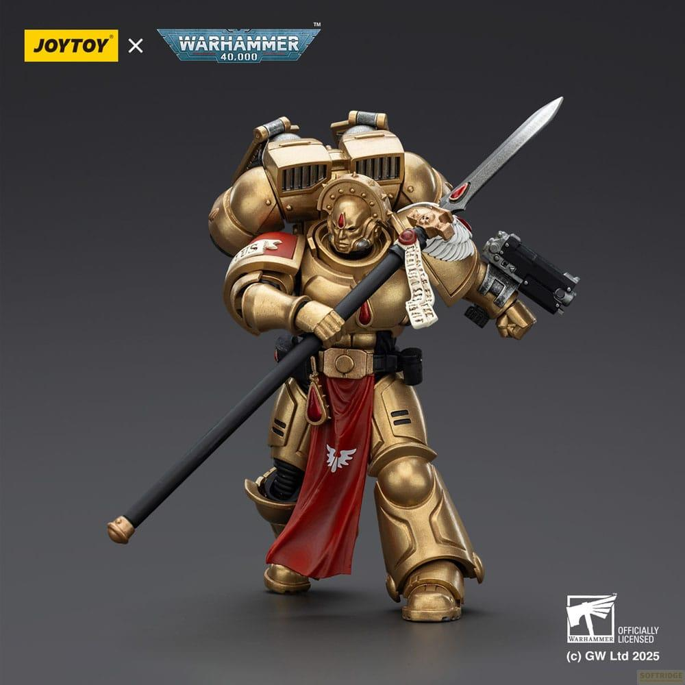 Złoty Space Marine z włócznią i pistoletem, nosi czerwoną szarfę.
