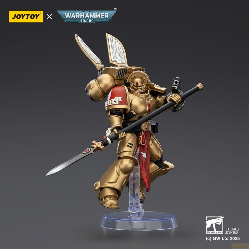 Złota figurka Warhammer 40.000 ze skrzydłami, włócznią i pistoletem na stojaku.