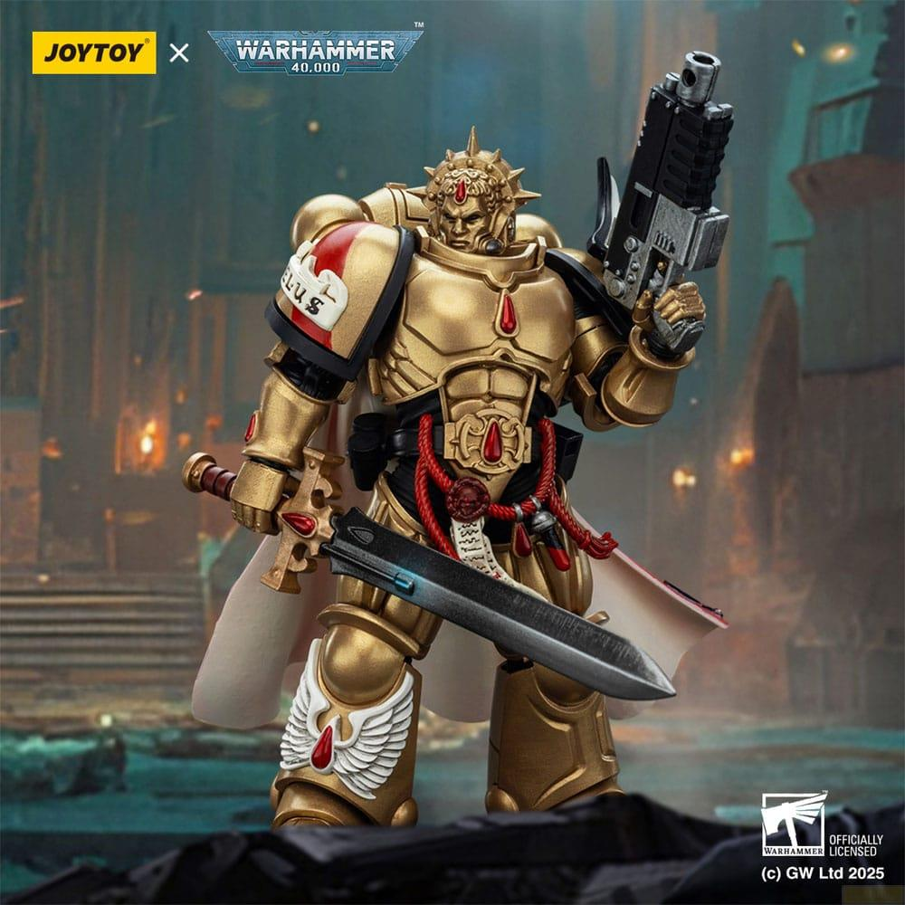 Złota postać Space Marine z mieczem i pistoletem, na rozmytym tle.