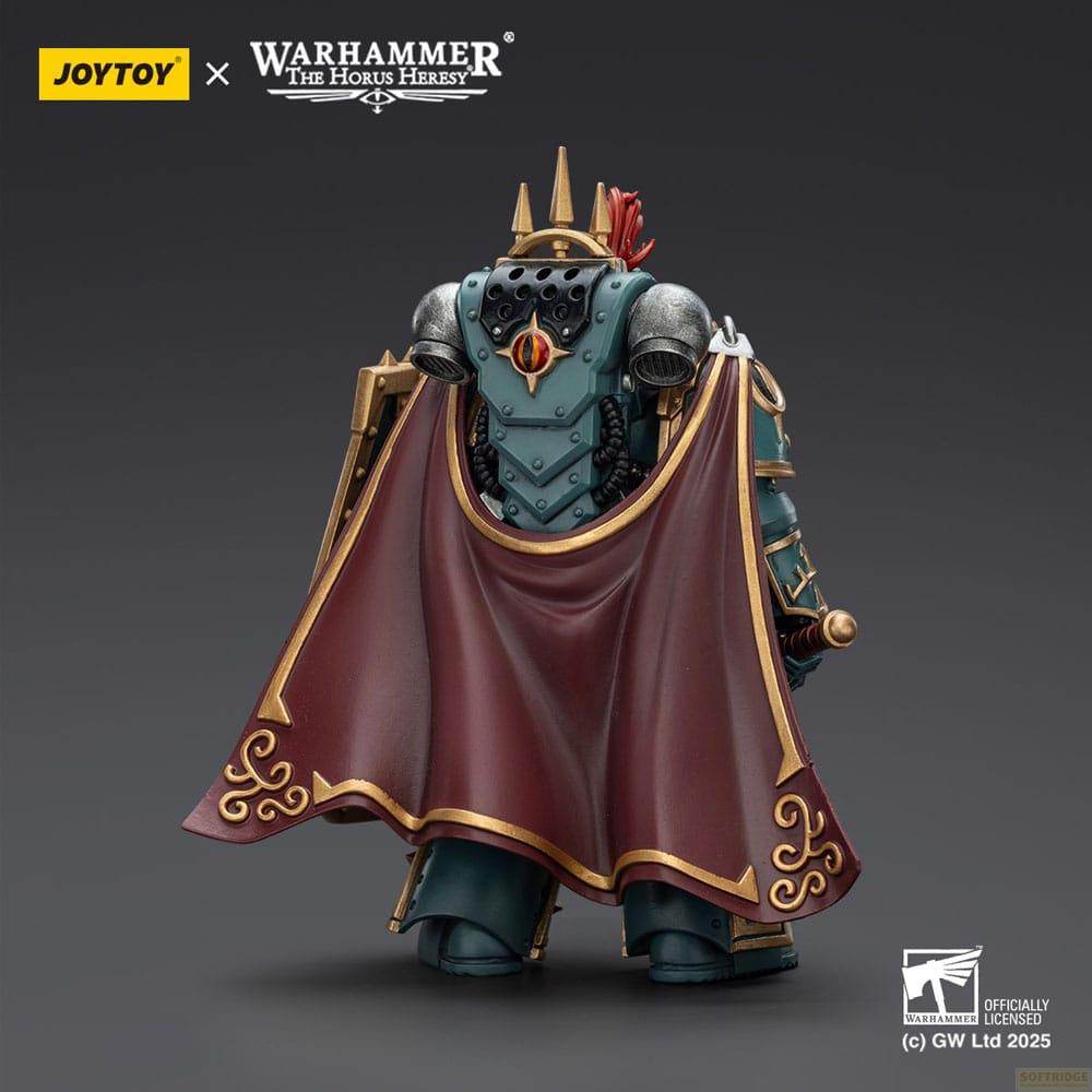 Widok z tyłu figurki Space Marine w czerwonym płaszczu ze złotym obszyciem.