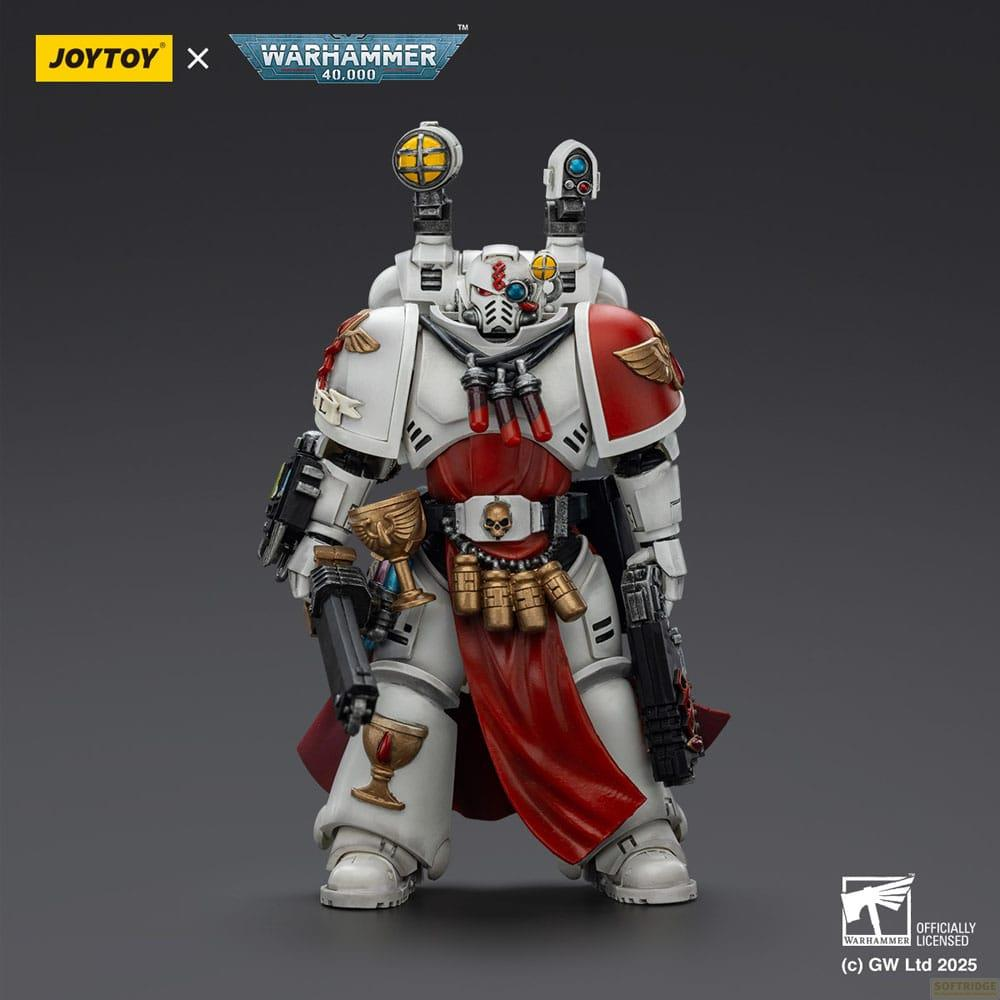 Biały Space Marine Warhammer 40.000 z czerwonym płaszczem i złotymi akcentami.