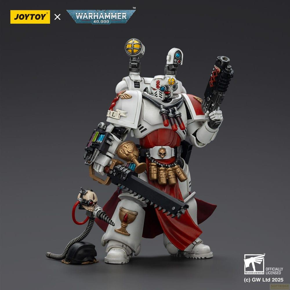 Biały Space Marine z czerwonymi akcentami trzyma broń i miecz piły łańcuchowej.
