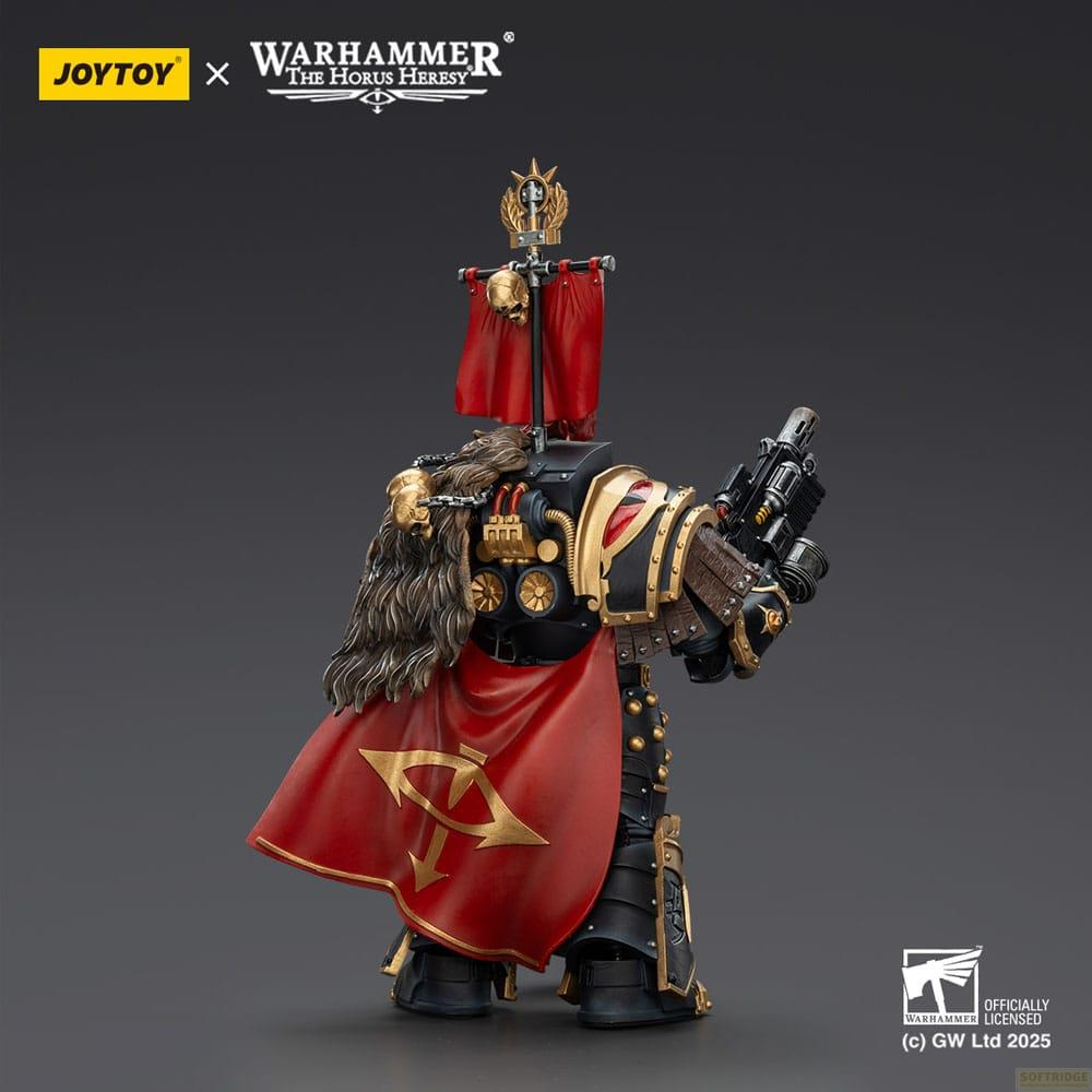 Postać Warhammer w czarnej zbroi z czerwoną peleryną, trzymająca broń.