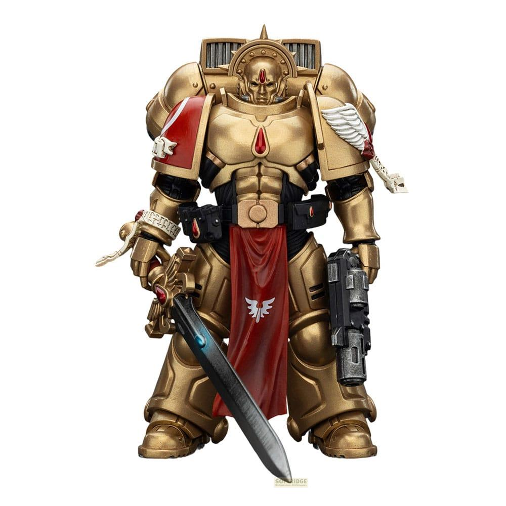 Złota figurka Space Marine z mieczem i pistoletem, czerwoną peleryną i detalami skrzydeł.