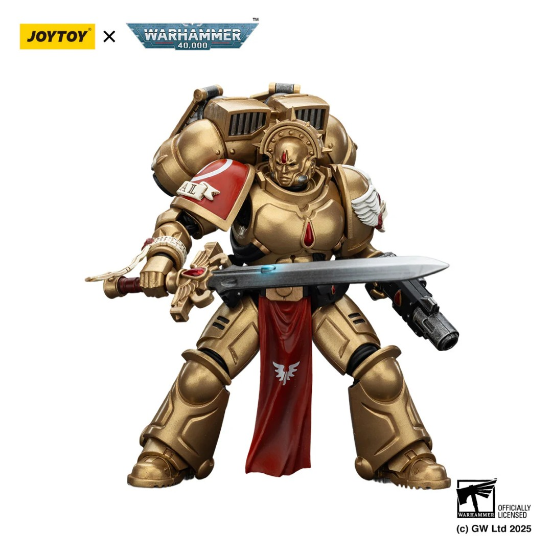 Złota figurka Warhammer 40.000 z mieczem i pistoletem, w czerwonej pelerynie.