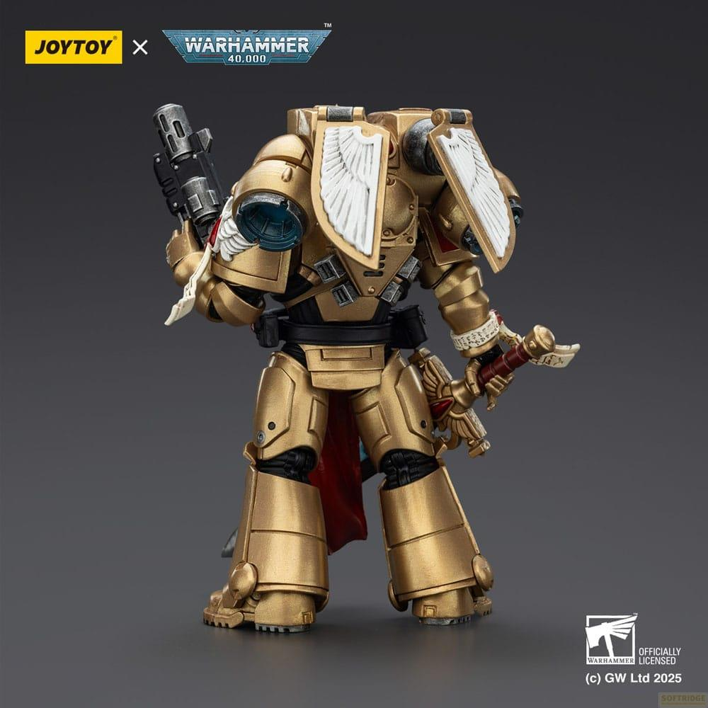Złota figurka Warhammer 40k z mieczem i pistoletem, szczegółowa zbroja, białe skrzydła.