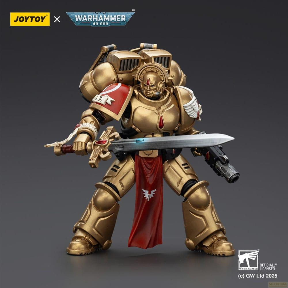 Złota figurka Warhammer 40.000 z mieczem i bronią na szarym tle.