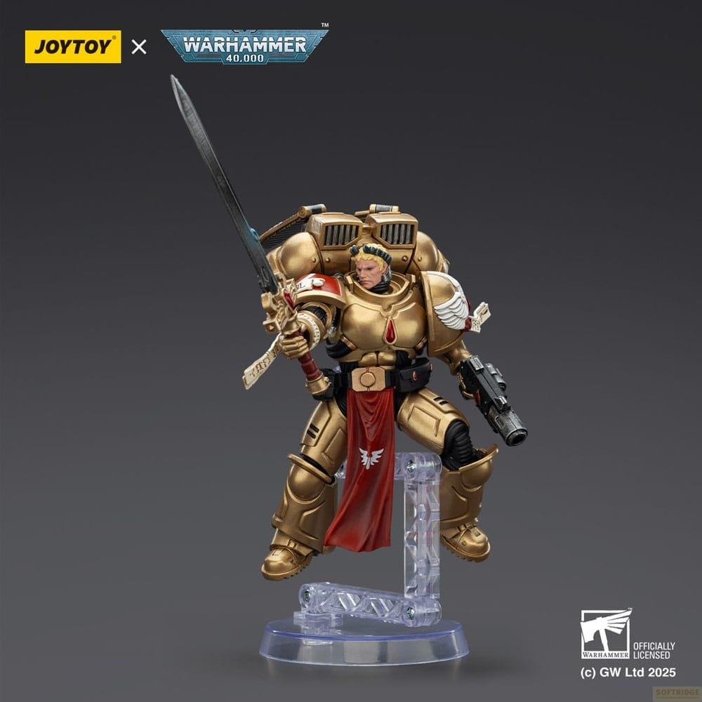 Złoty żołnierz Warhammer 40k z mieczem i pistoletem, na podstawie.