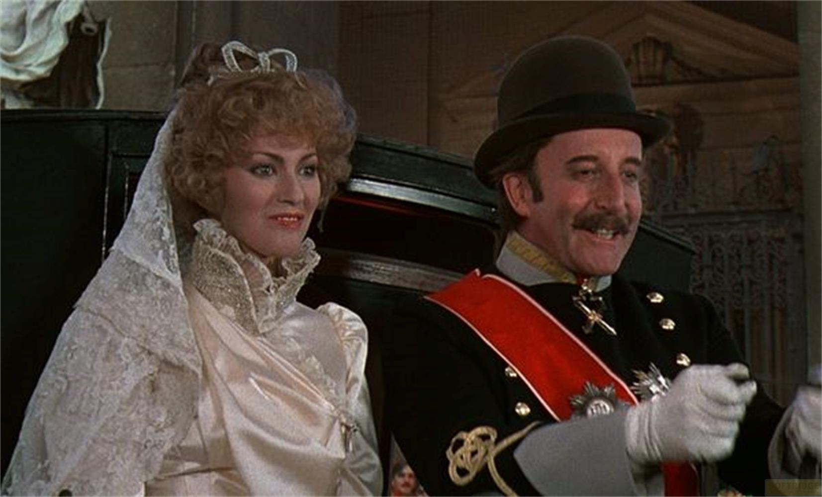 Uomo in uniforme con fascia rossa e donna in abito da sposa in carrozza.