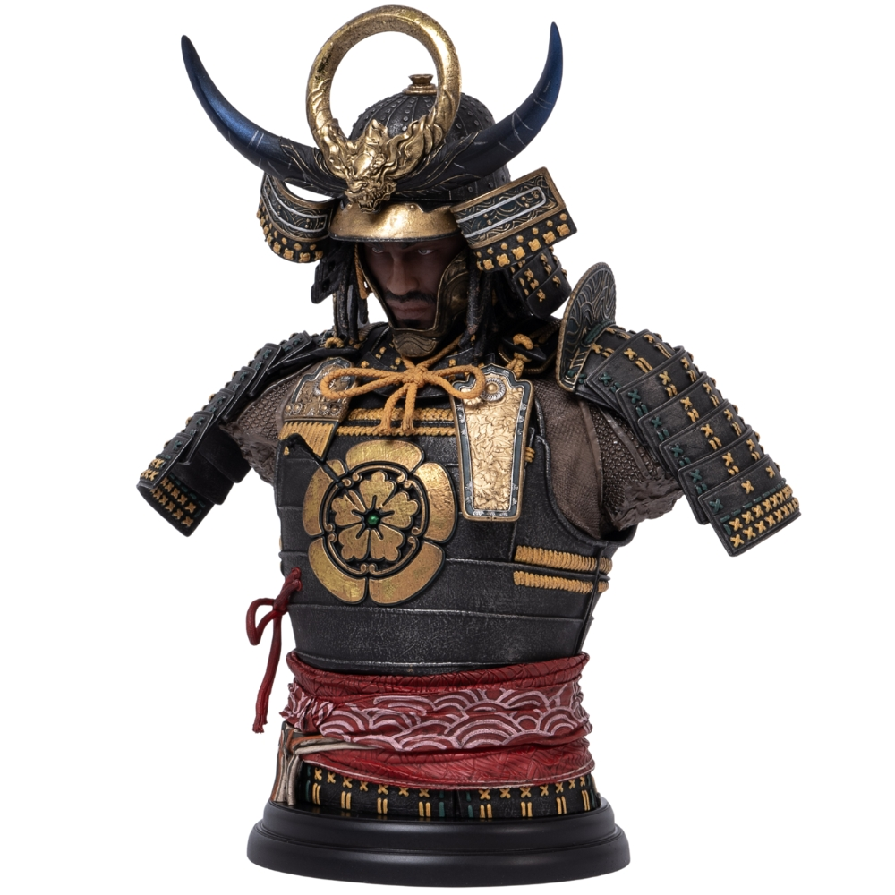 Büste eines Samurai-Kriegers in schwarzer und goldener Rüstung mit gehörntem Helm.