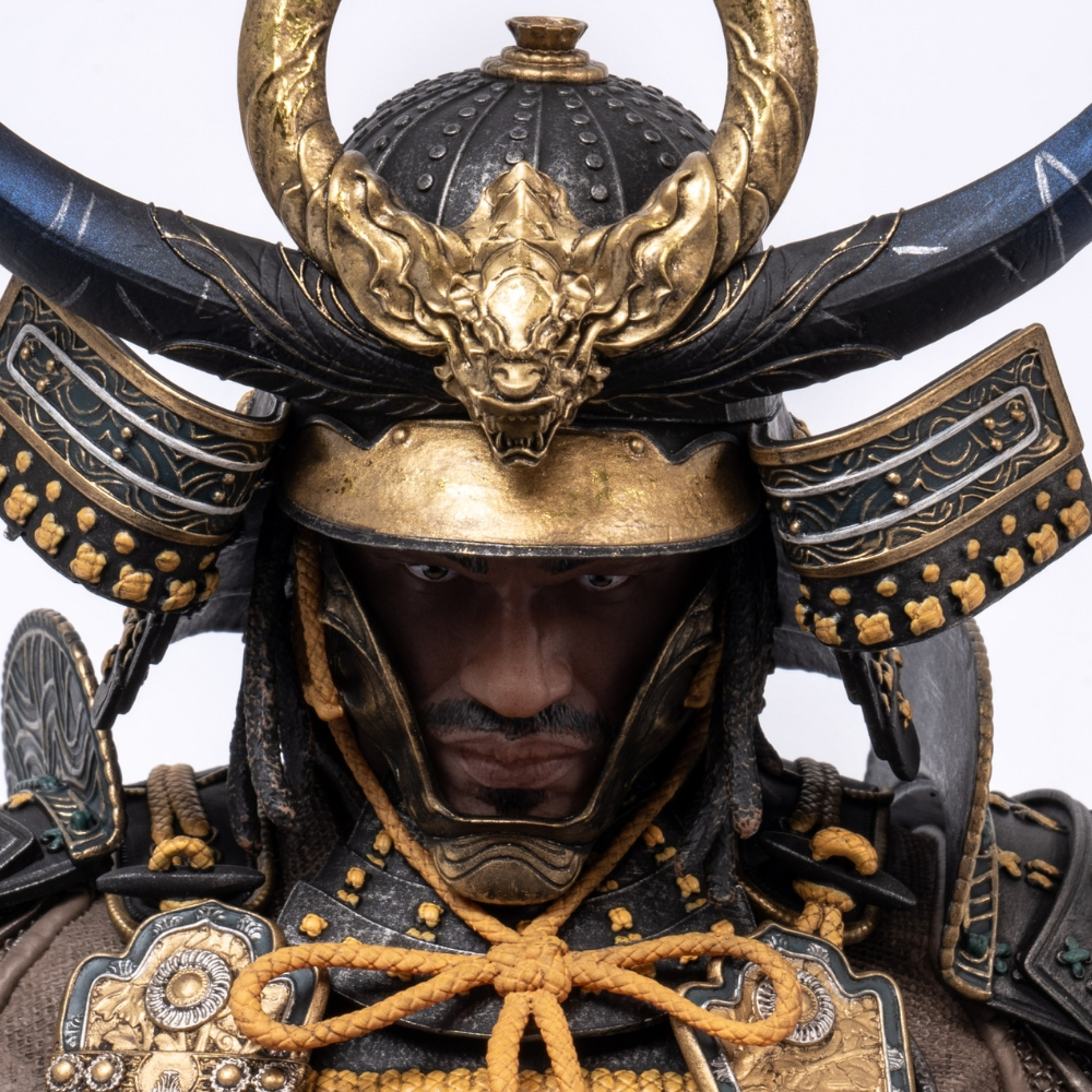 Ein Mann in einem detaillierten Samurai-Helm aus Gold und Schwarz mit Drachenmotiv.