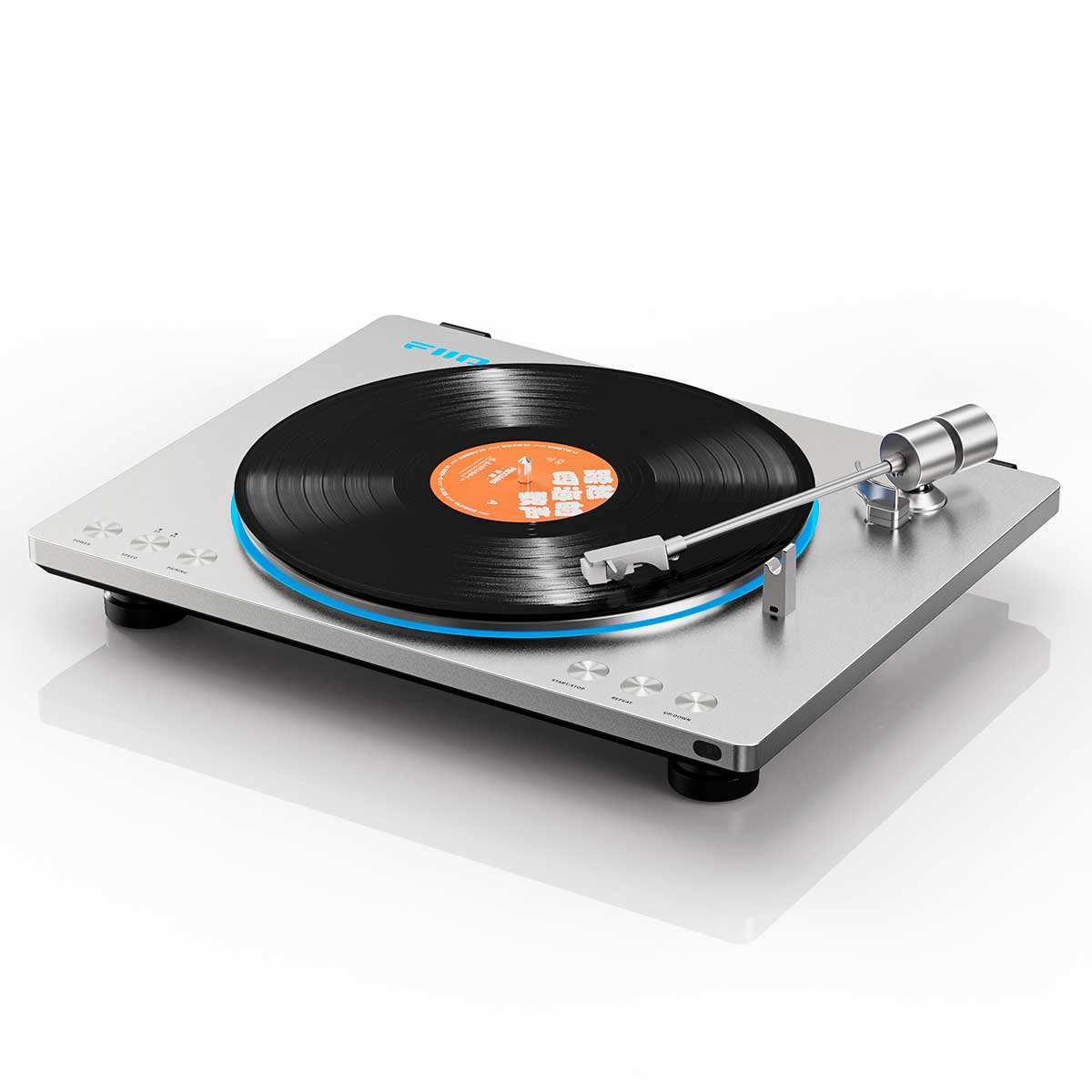 Un giradischi argentato con un disco in vinile nero ed etichetta centrale arancione.