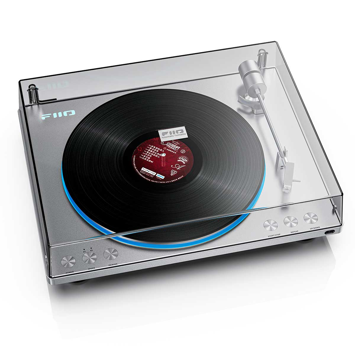 Giradischi automatico argentato con disco in vinile nero e coperchio trasparente.