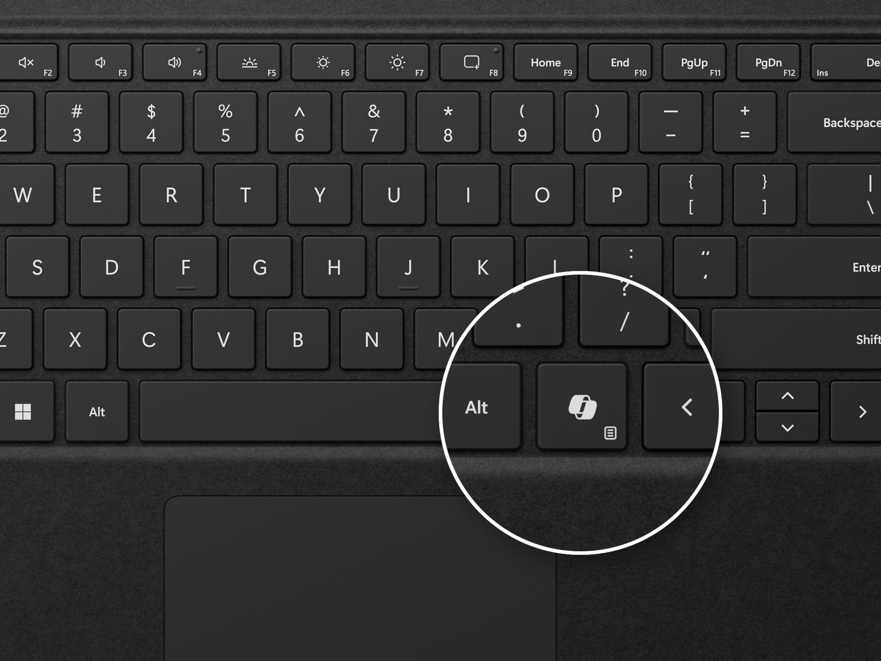 Gros plan d'un clavier noir, axé sur les touches "Alt", "i" et "<lt/>".