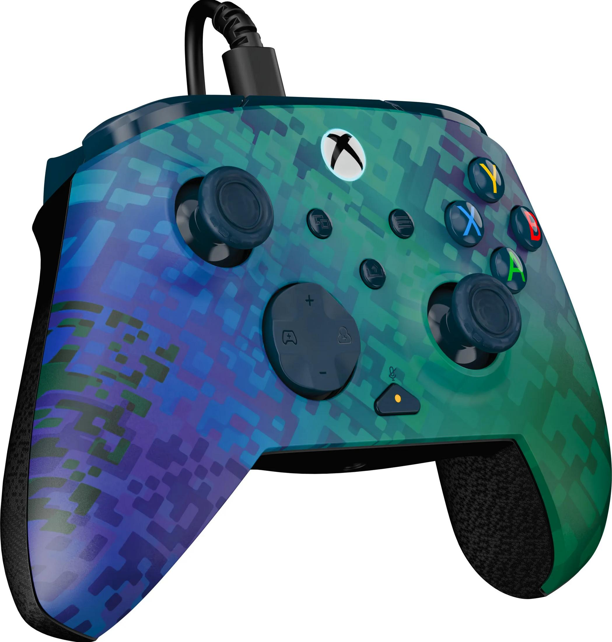 Un controller Xbox con motivo mimetico blu-verde, accenti bianchi e cavo nero.