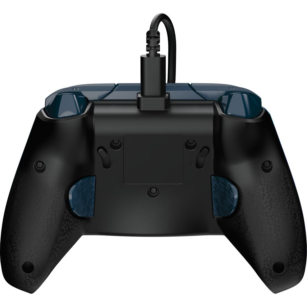 Controller di gioco nero con accenti blu, cavo USB collegato.