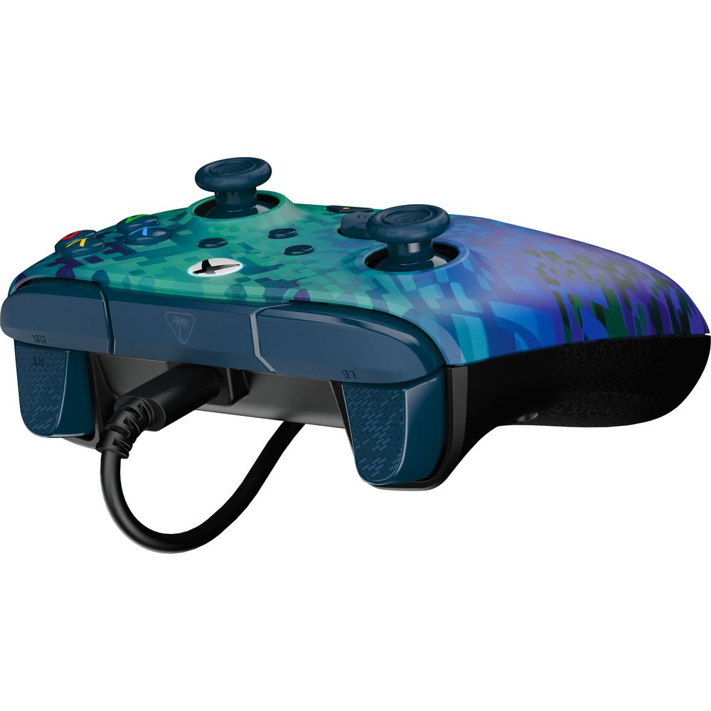 Un controller Xbox blu con motivo verde e viola e cavo nero.