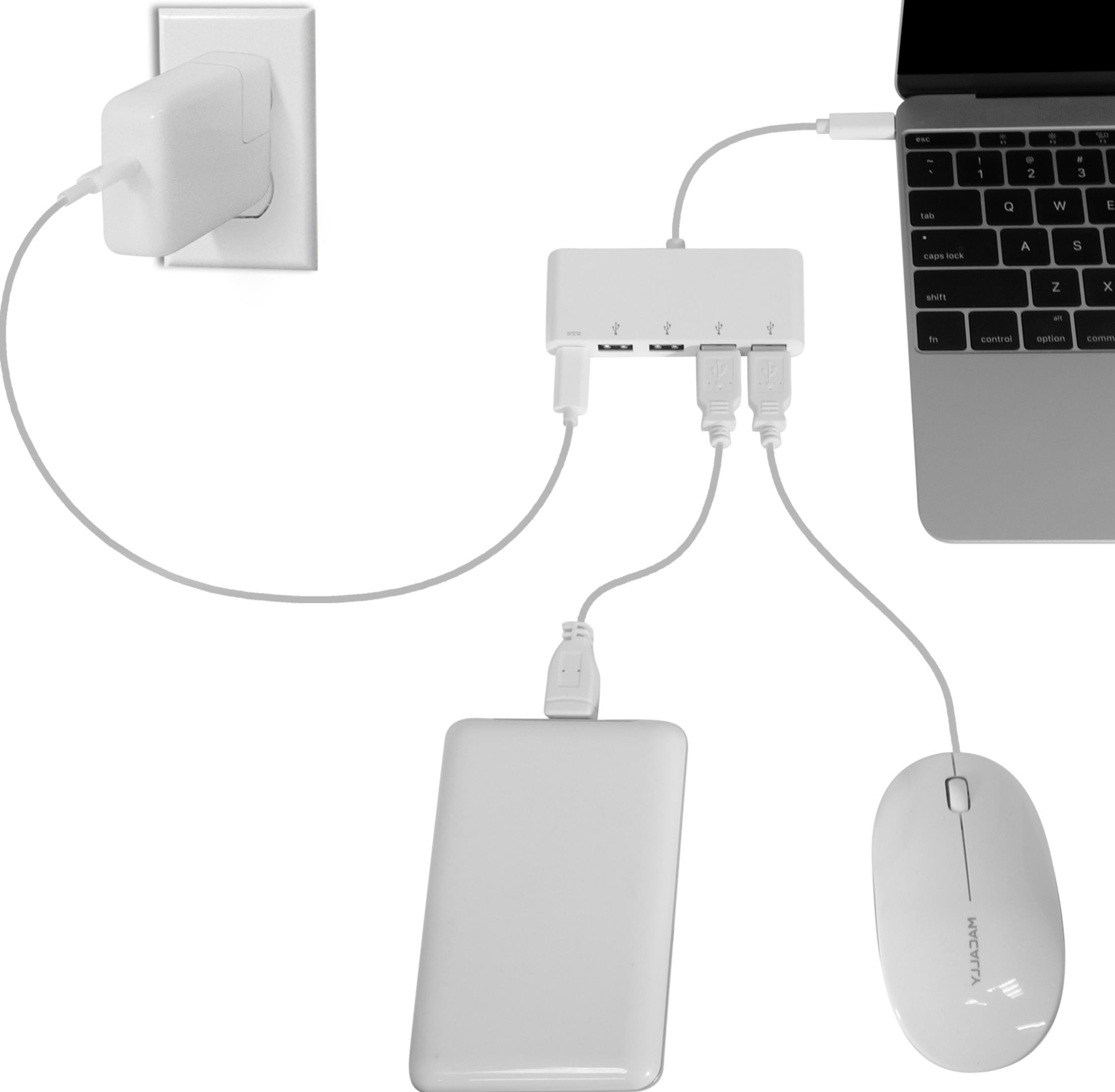 Ein weißer Laptop, ein USB-Hub, eine externe Festplatte, eine Maus und ein Netzteil sind verbunden.