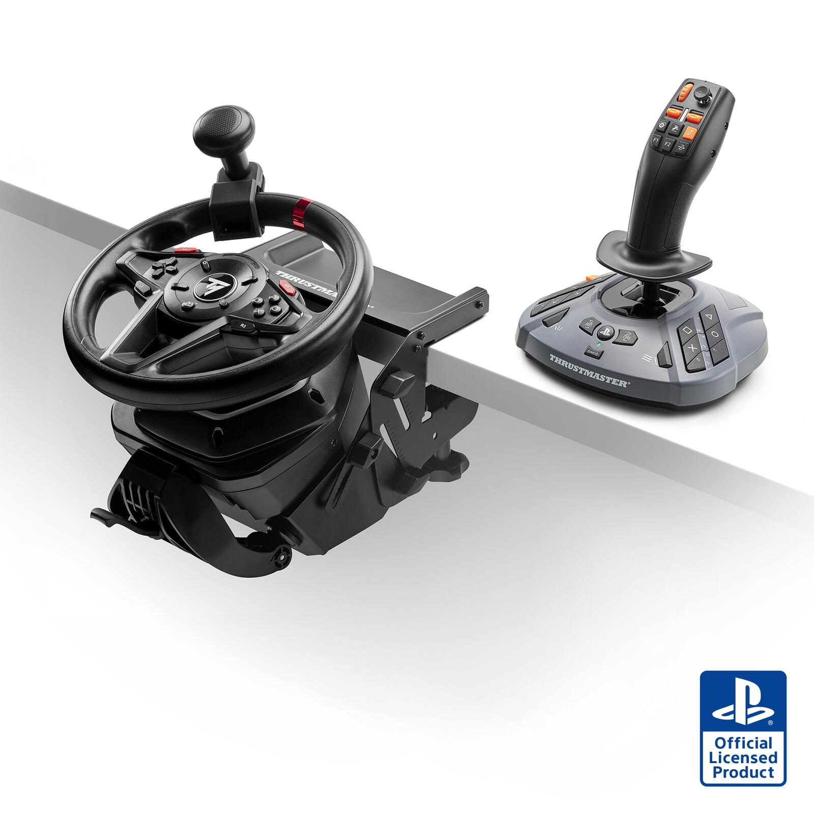 Een gaming stuurwiel en joystick op een wit oppervlak.