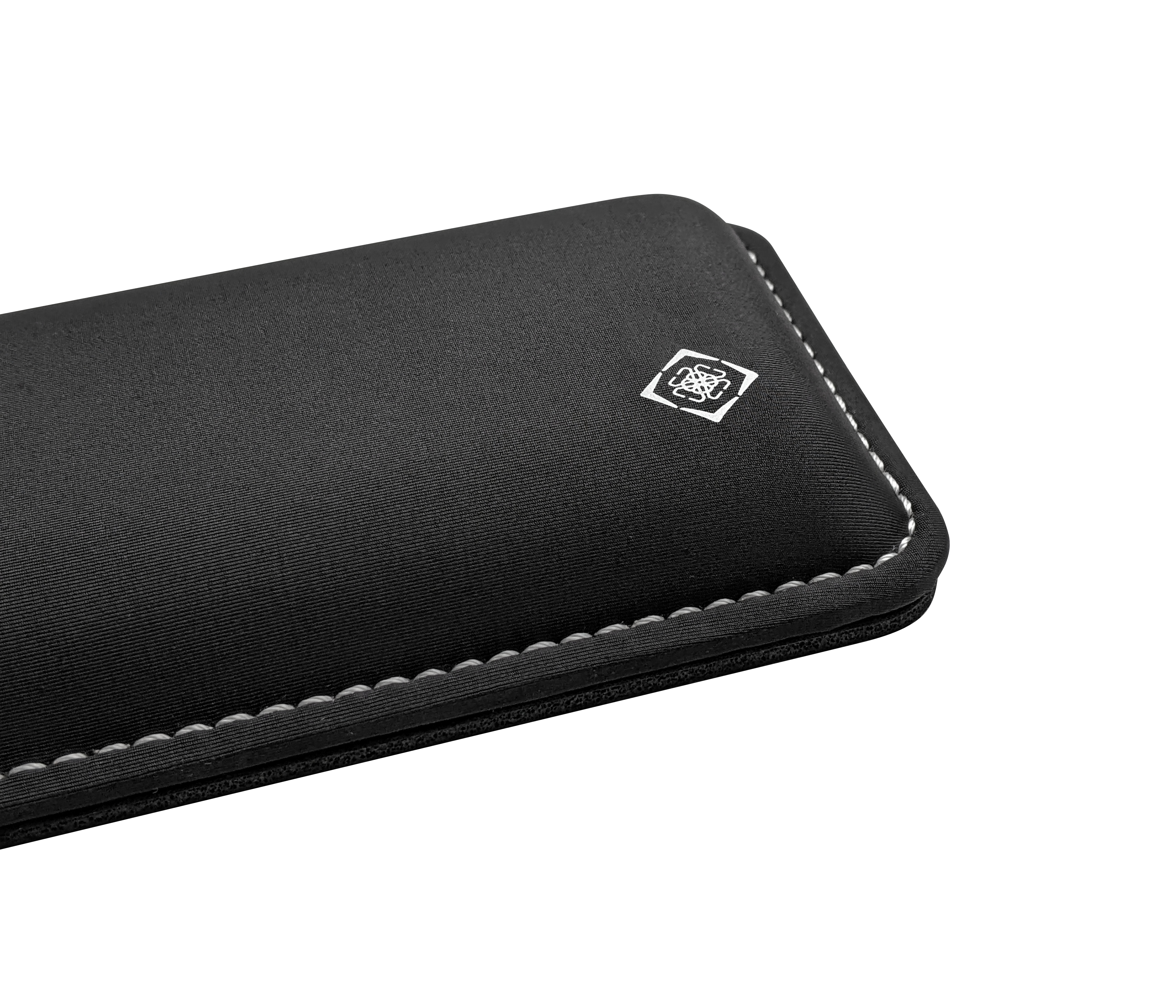 Schwarzes Etui mit weißer Naht und einem kleinen weißen Emblem auf der Vorderseite.