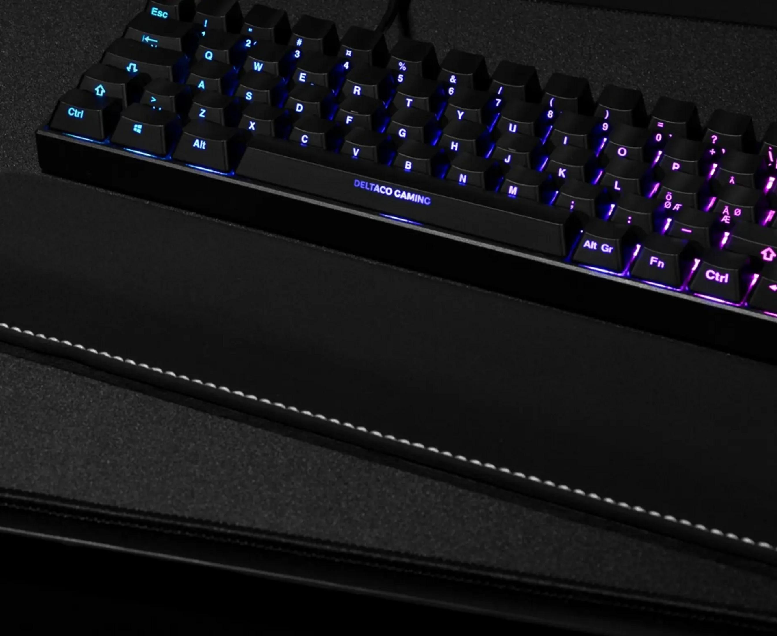 Eine schwarze Tastatur mit blauen und violetten Tastenbeleuchtungen.