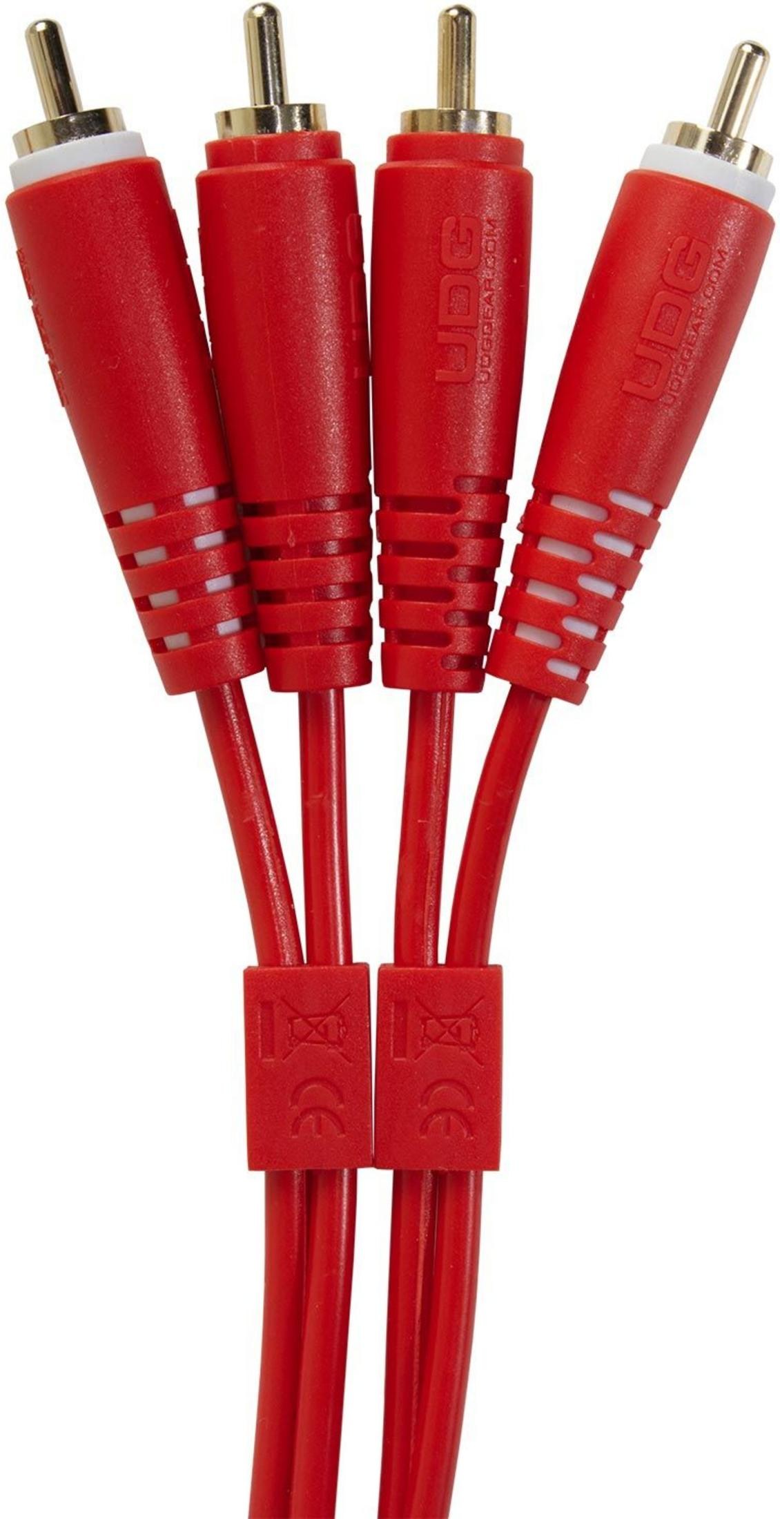 Vier rote Audiokabel mit vergoldeten Steckern und UDG-Logo.