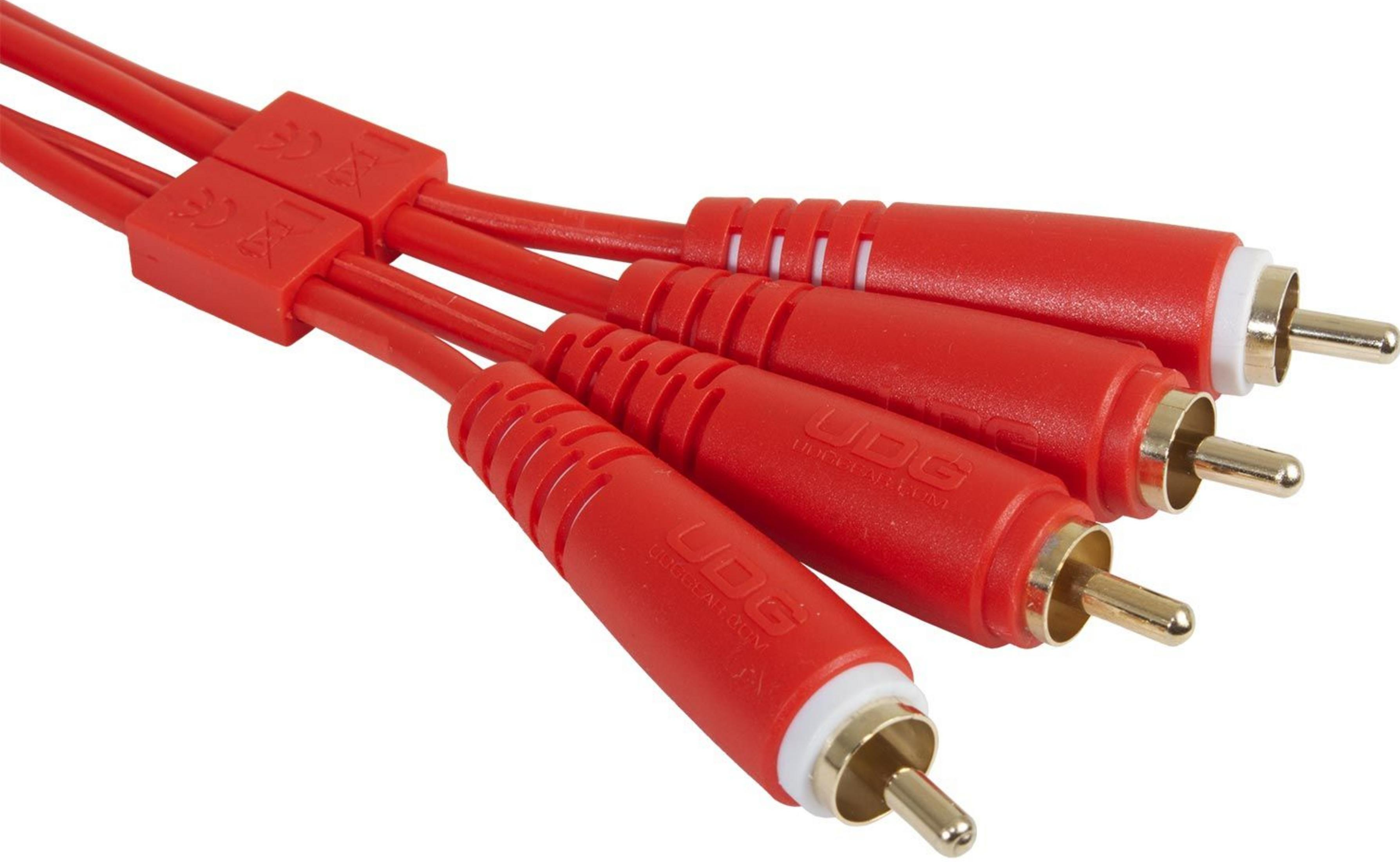Rote Audiokabel mit RCA-Steckern, nahaufnahme.
