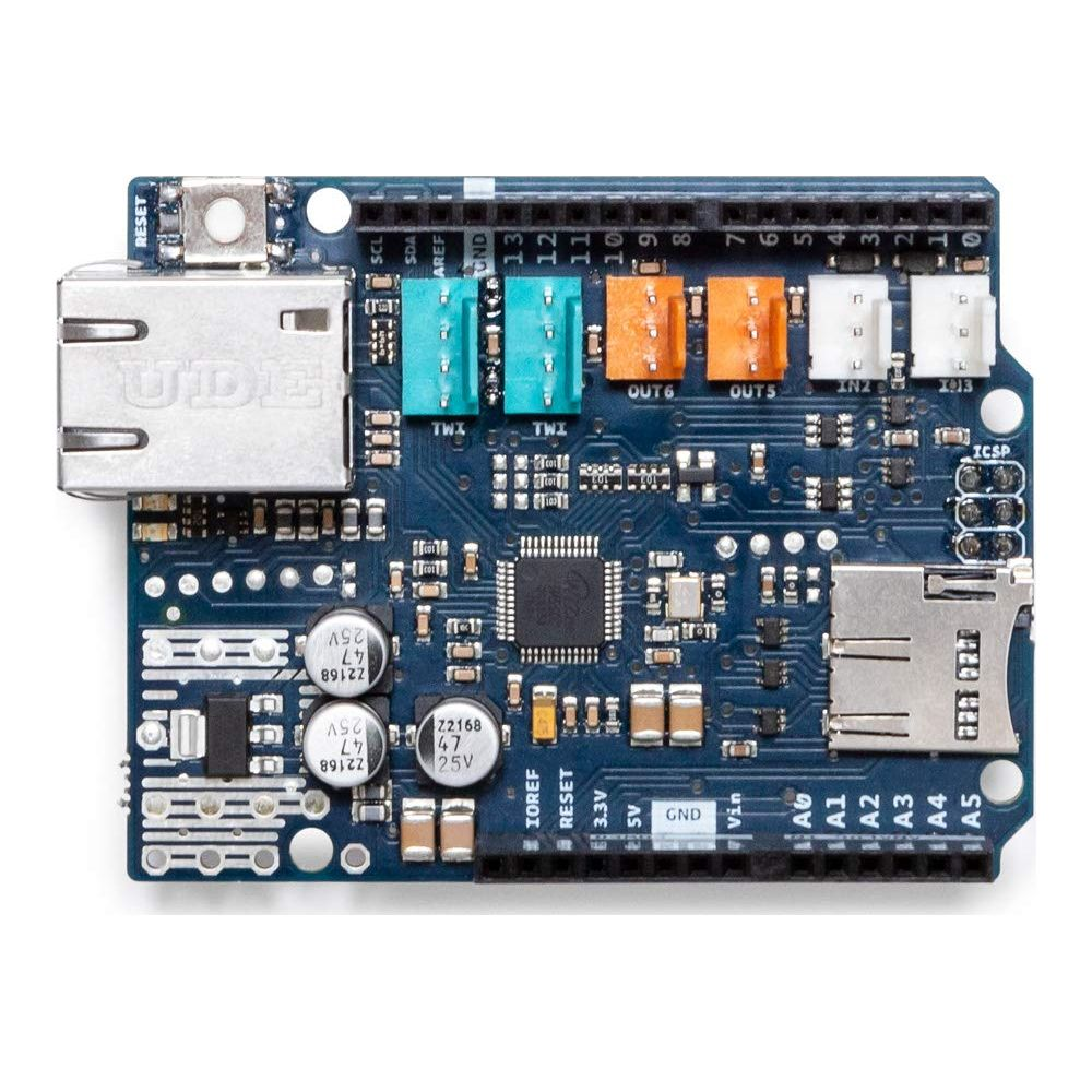 Eine blaue Platine mit Anschlüssen und Chips, mit einem Ethernet-Anschluss links.