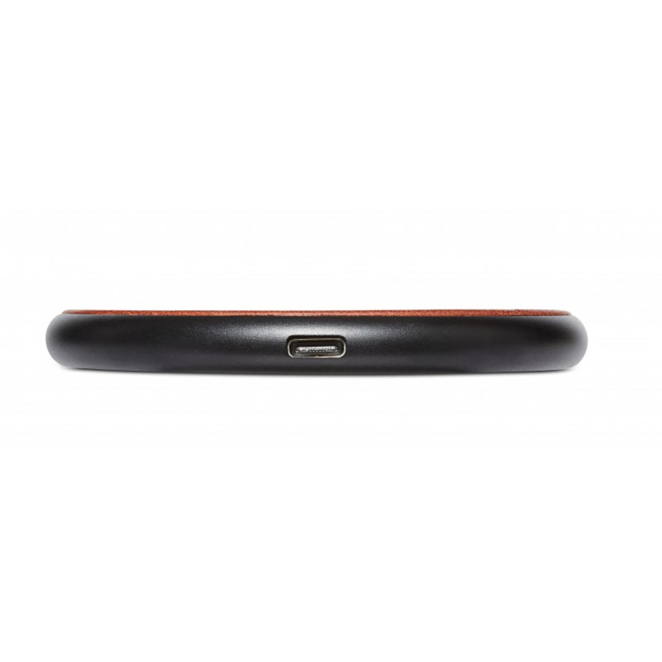 Coque de téléphone noire avec bordure marron et port de charge.