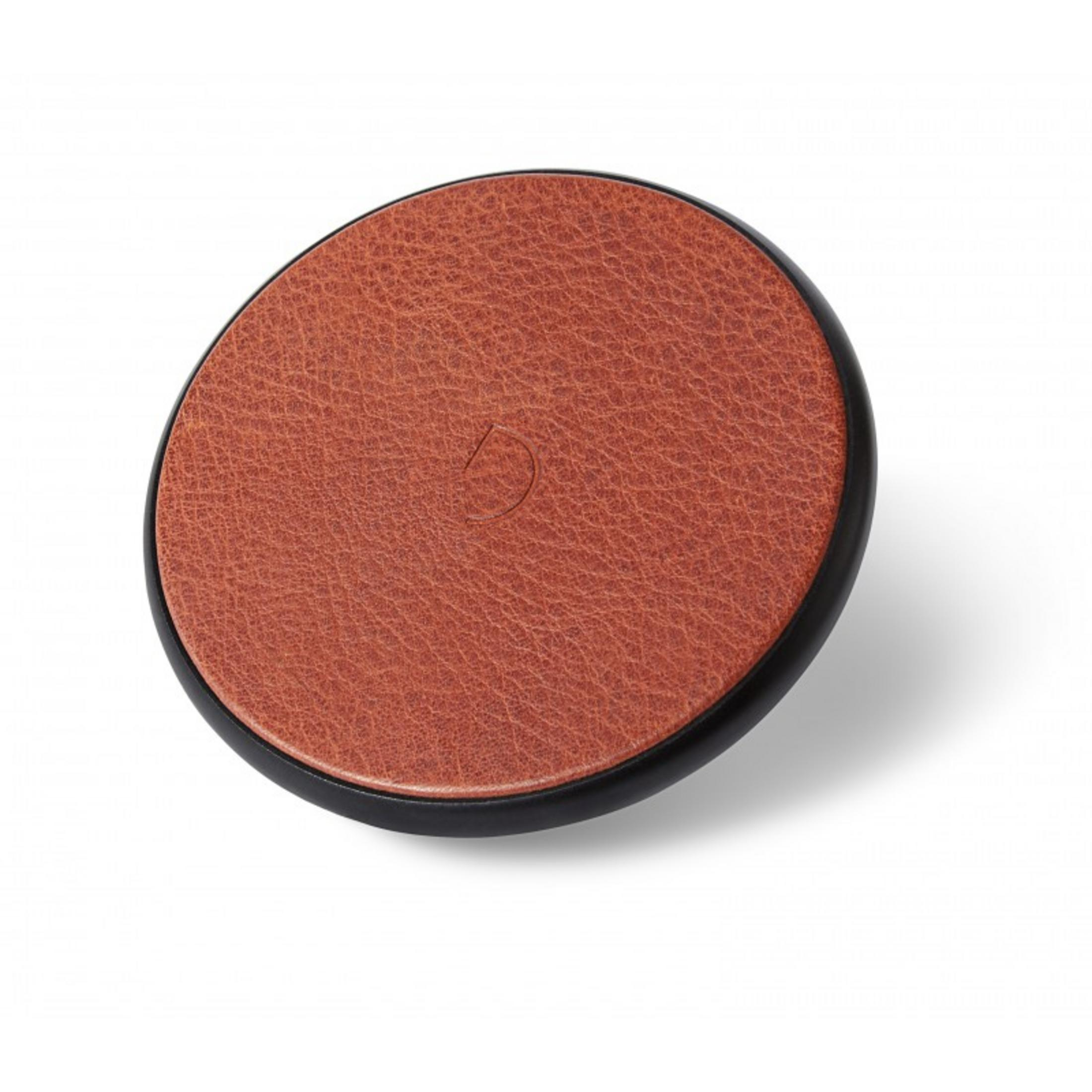 Chargeur marron en cuir avec bordure noire, sur fond blanc.