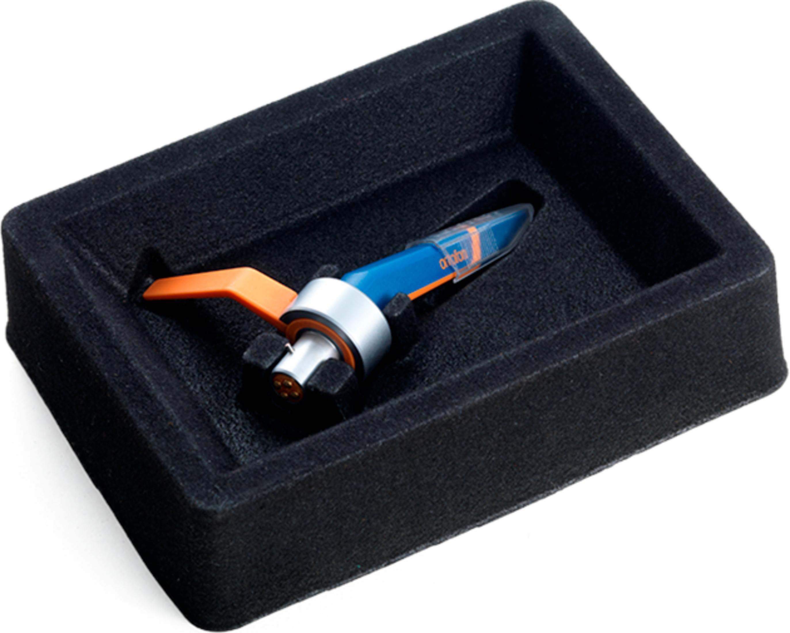 Blauer Tonabnehmer mit orangefarbenem Hebel in schwarzer Schale.
