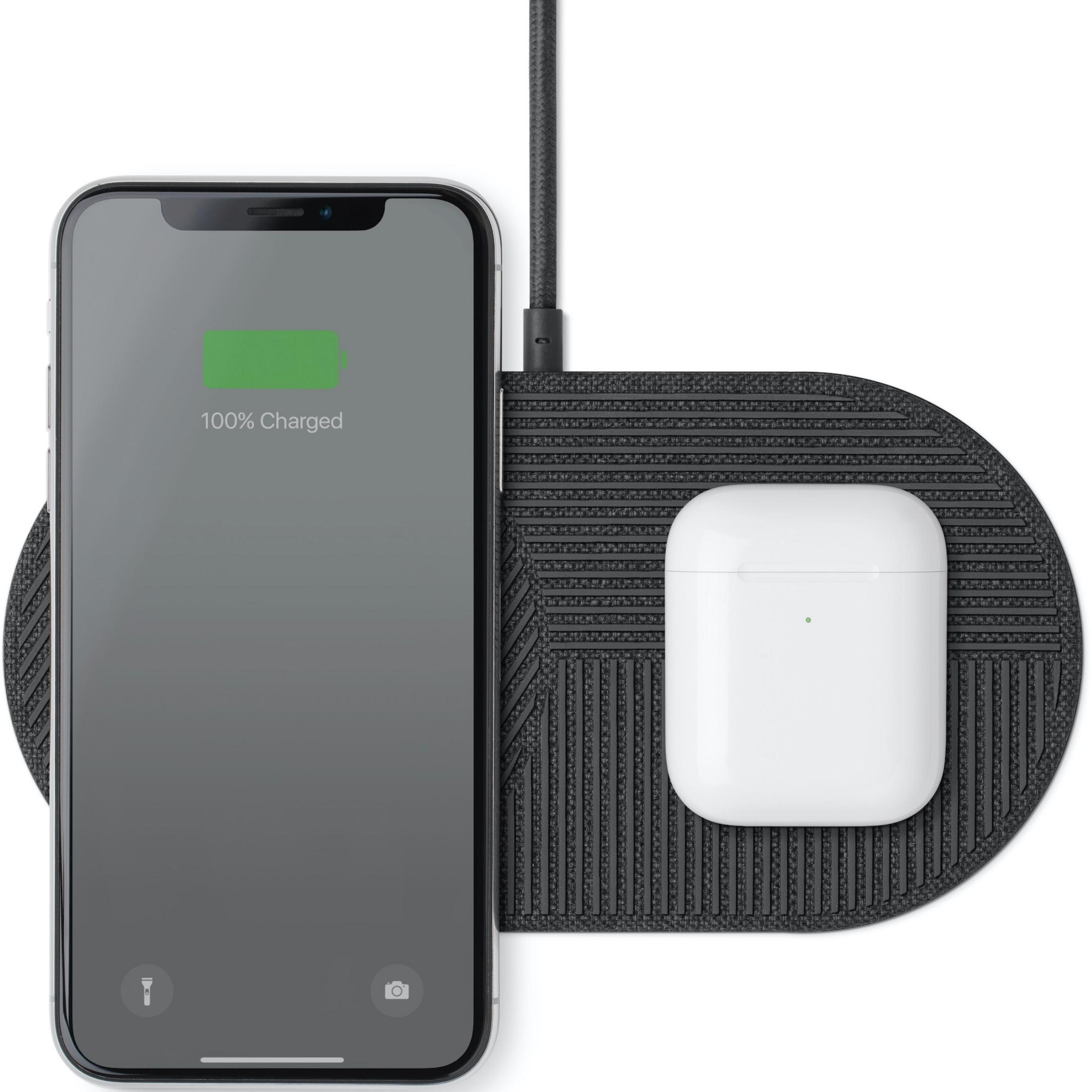 Un iPhone et des AirPods blancs sur un tapis de chargement noir.