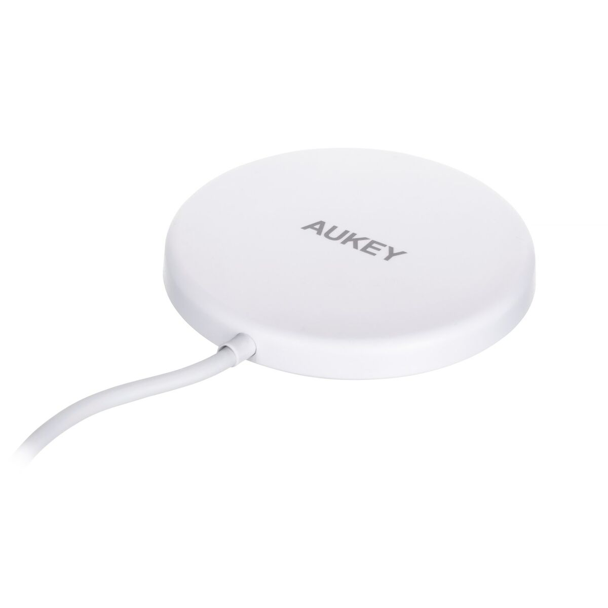 Ein weißes, rundes AUKEY-Ladegerät mit einem weißen Kabel, das aus der Seite ragt.