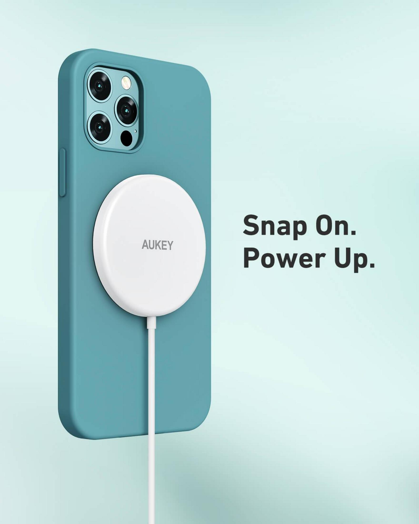 Ein blaues iPhone mit einem weißen AUKEY Ladegerät, das am Telefon befestigt ist.