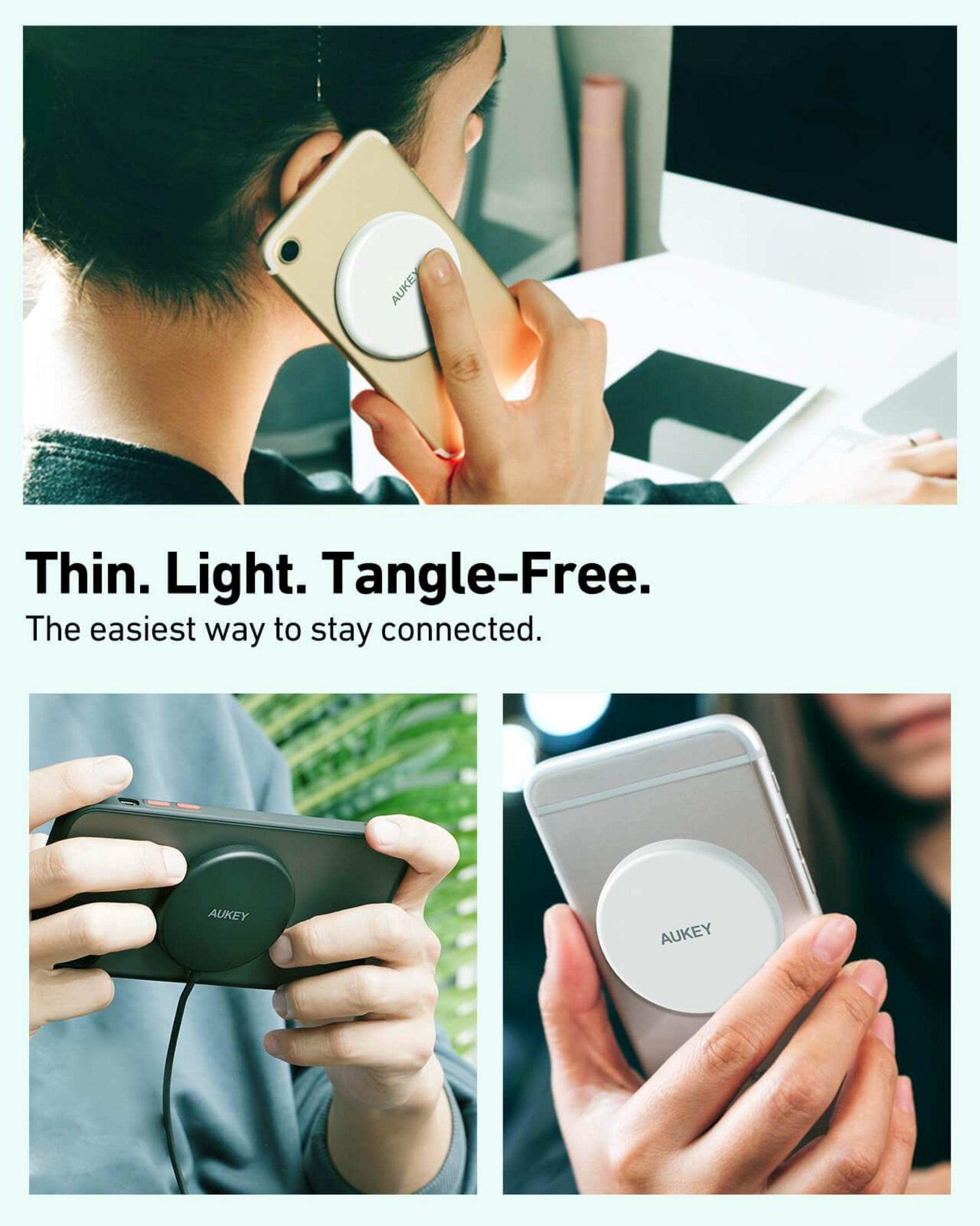 Hände halten Smartphones mit angebrachten AUKEY Magnetladegeräten. Eines ist schwarz, eines gold.