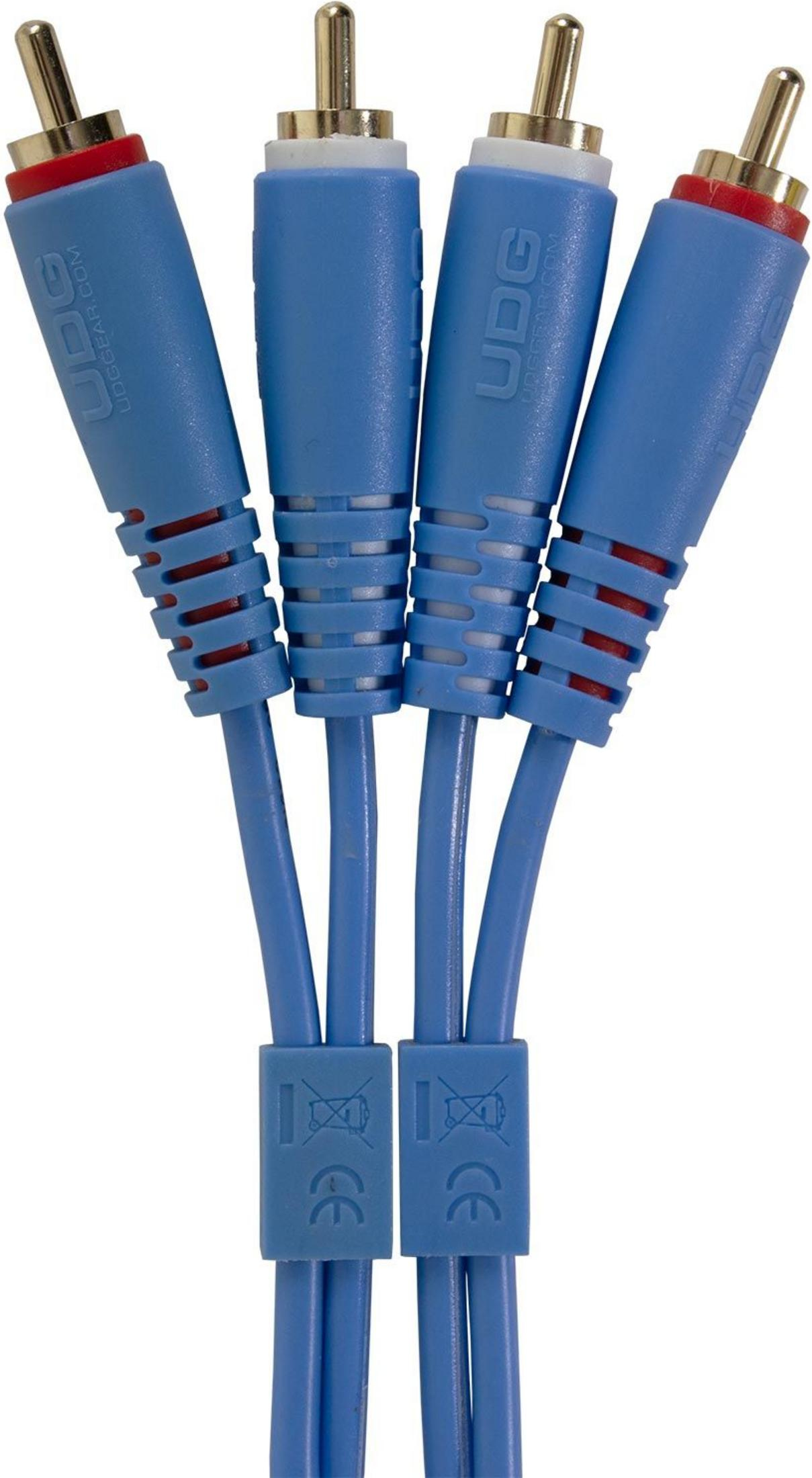 Vier blaue UDG Cinch-Kabel mit vergoldeten Steckern und roten Akzenten. CE-gekennzeichnet.