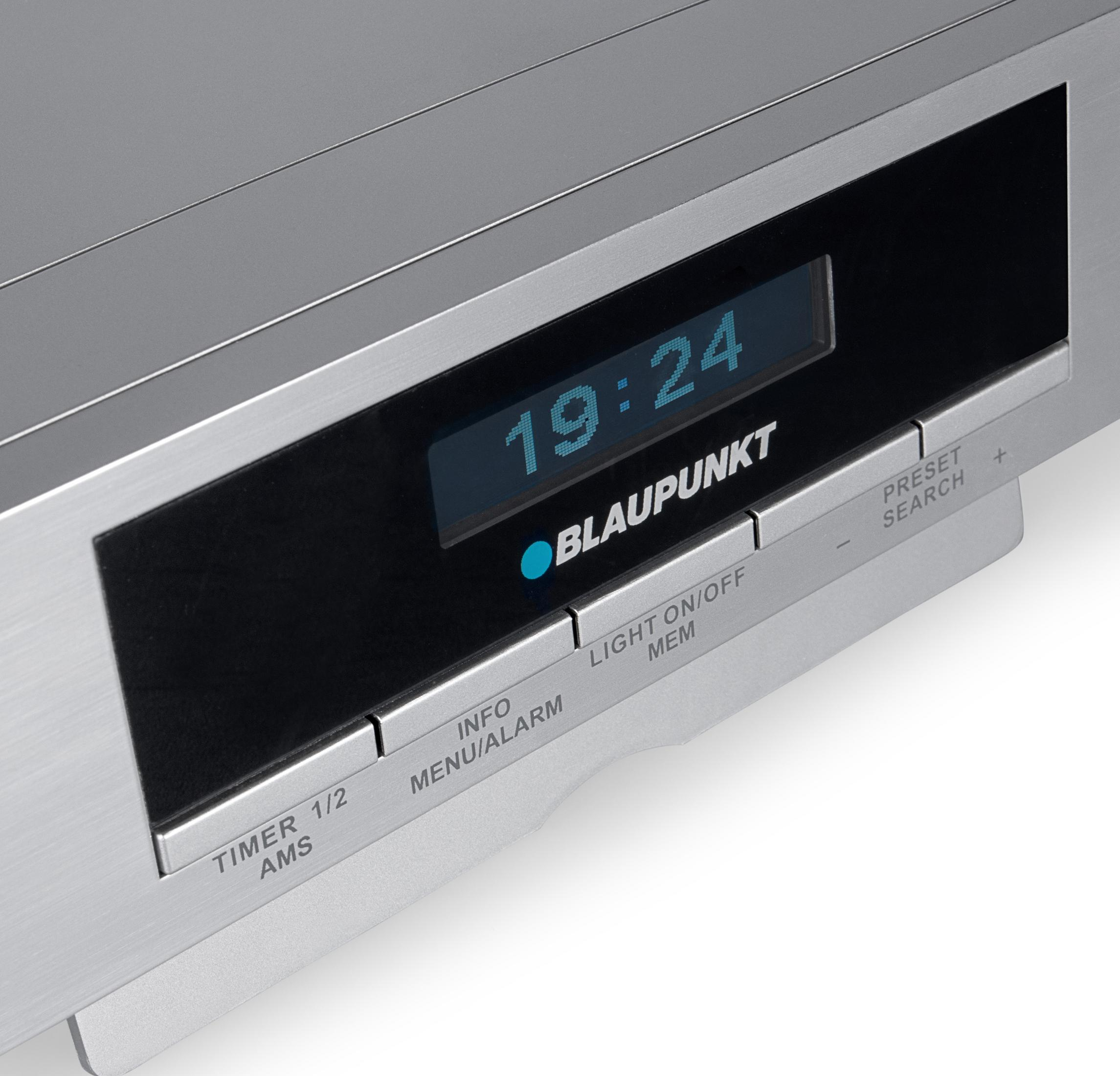 Silbernes Blaupunkt-Gerät mit Digitalanzeige (19:24) und Tasten.