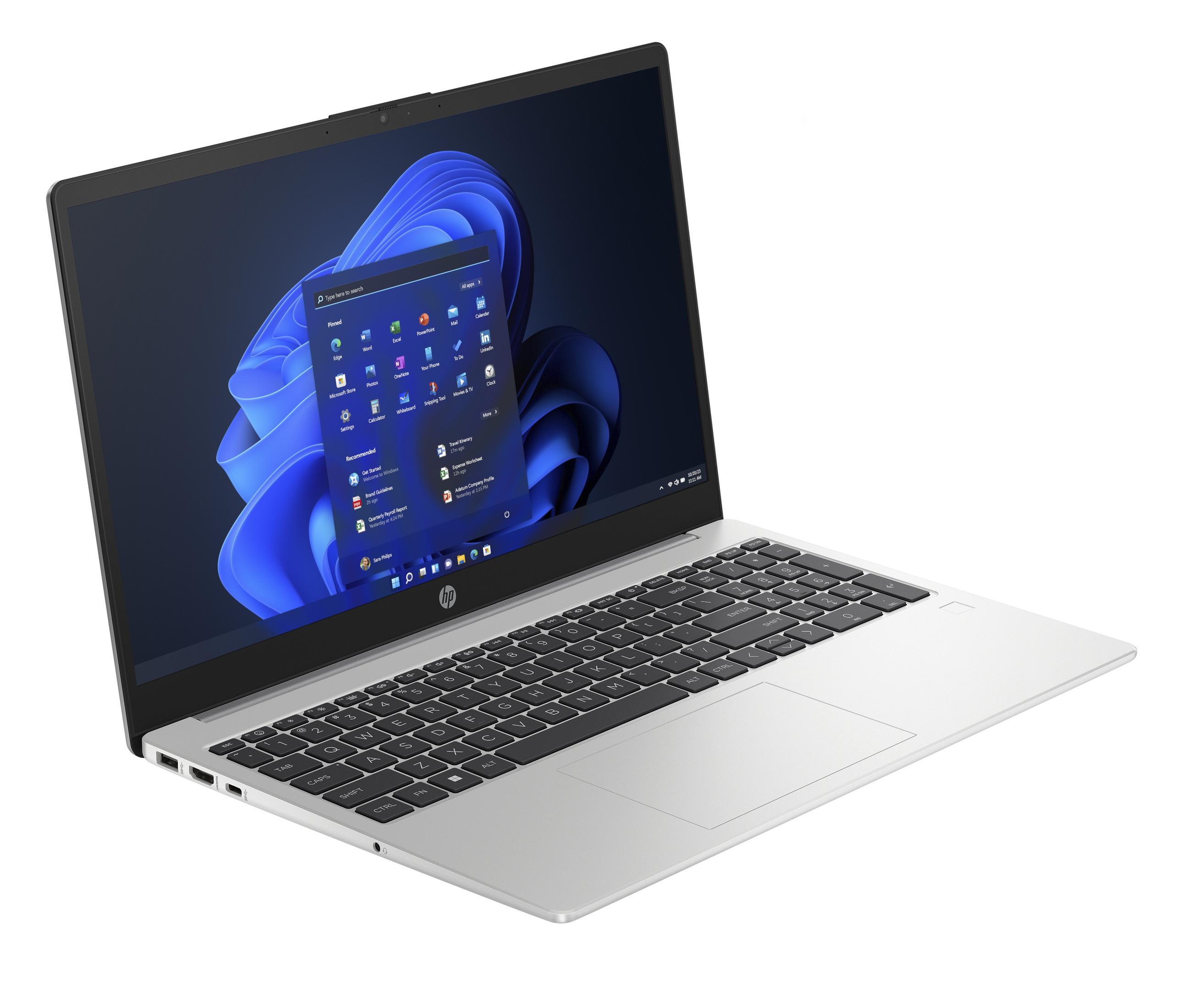 Un portátil plateado mostrando el menú inicio de Windows 11 y teclado sobre fondo blanco.