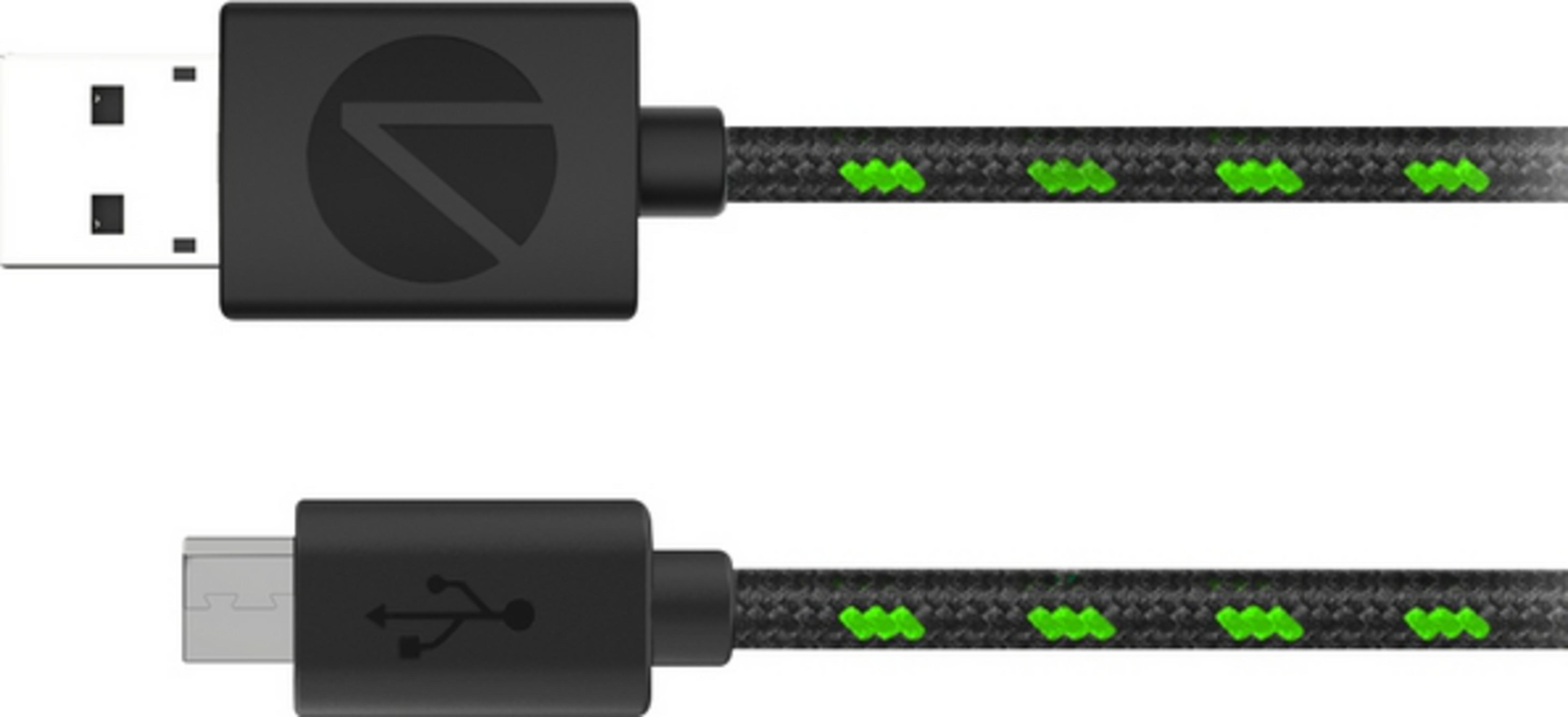 In alto: connettore USB-A. In basso: connettore Micro-USB. Entrambi i cavi sono neri con accenti verdi.