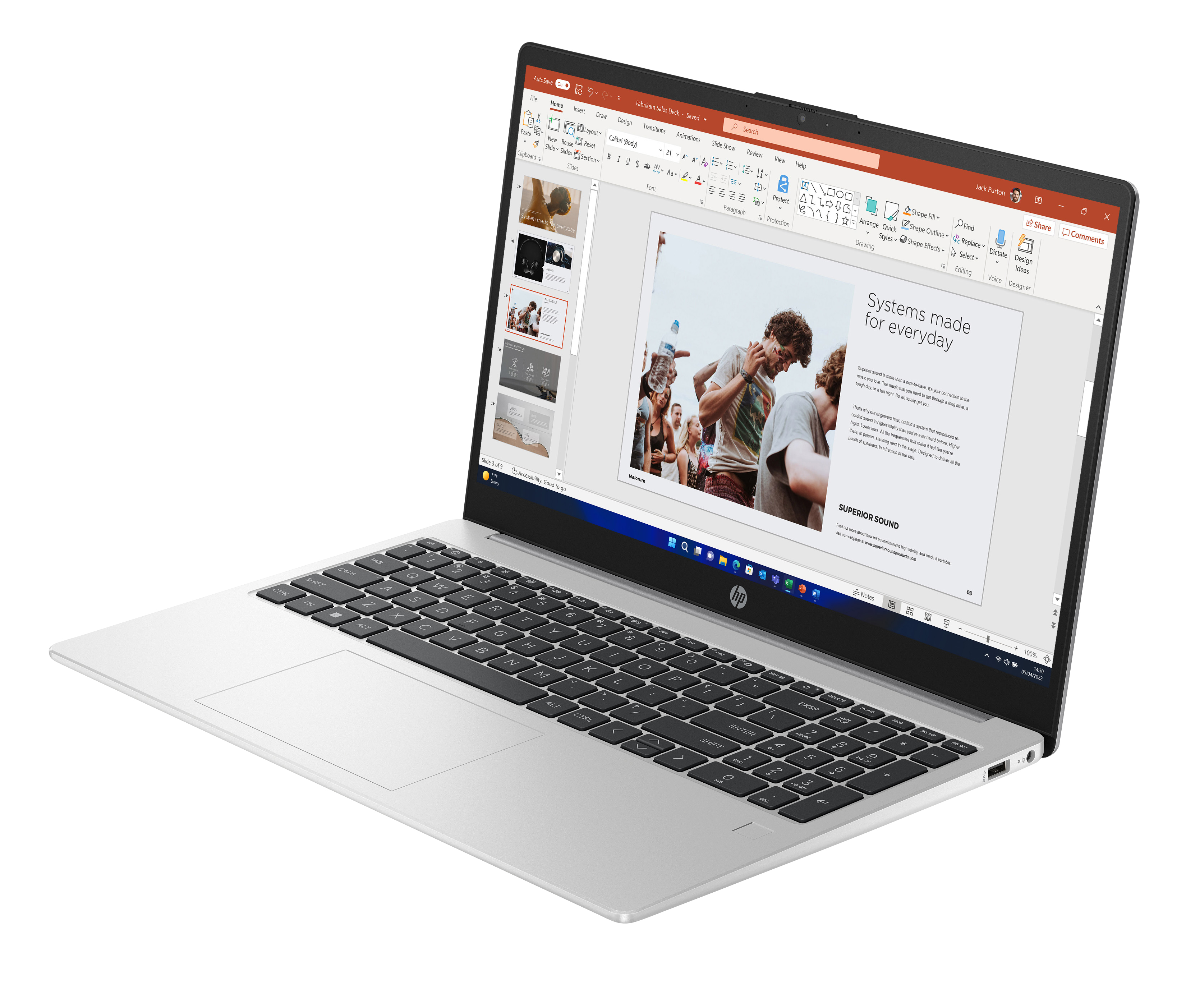 Ein silberner Laptop mit einem geöffneten Bildschirm, der eine Präsentation zeigt.