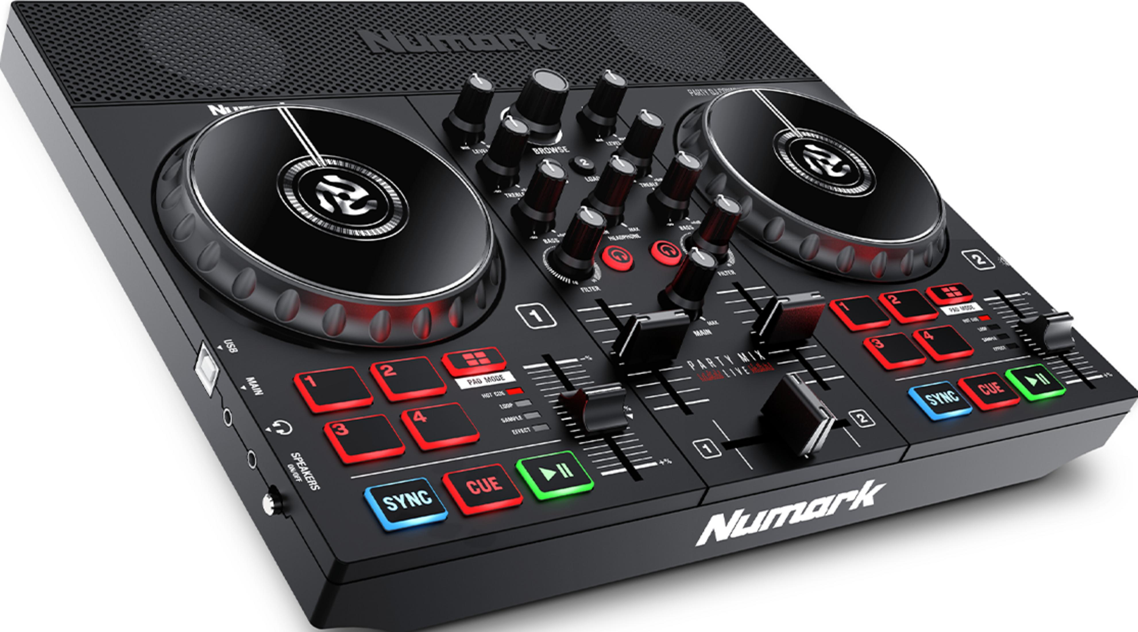 Un contrôleur DJ Numark noir avec deux platines, des boutons et des touches éclairées.