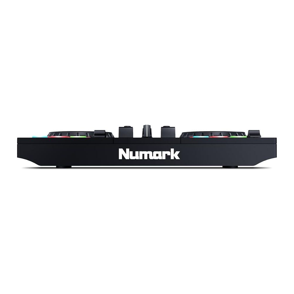 Contrôleur DJ Numark noir avec pads et boutons colorés, vu de côté.