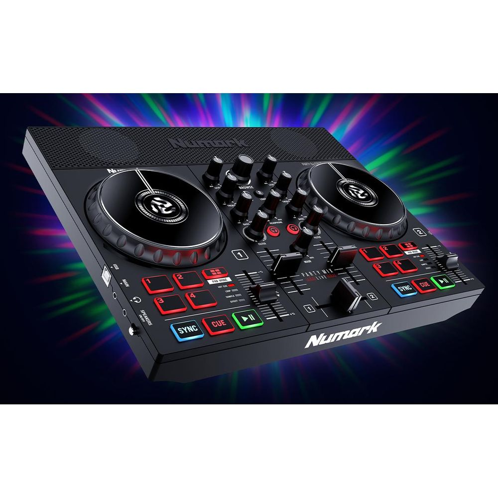 Un contrôleur DJ Numark noir avec deux platines et des lumières colorées derrière.